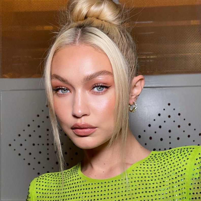 أفكار وحيل تطبيق مكياج نيود لماع لصيف 2022 بأسلوب جيجي حديد