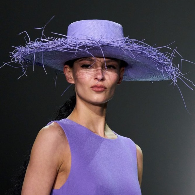 من عرض Sergio Hudson لربيع وصيف 2022