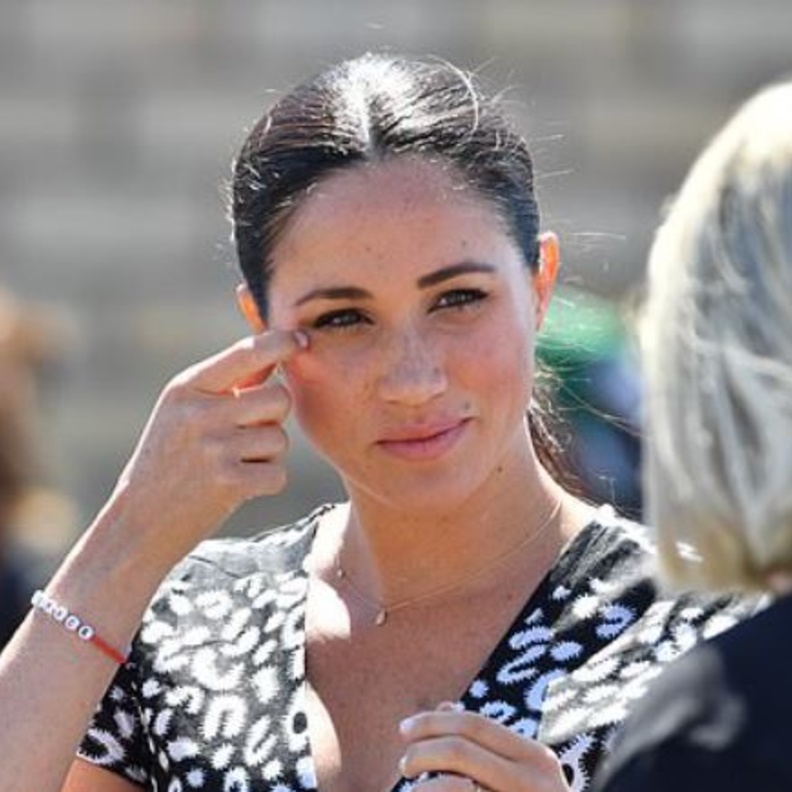 ميغان ماركل ترتدي عقد العين الزرقاء