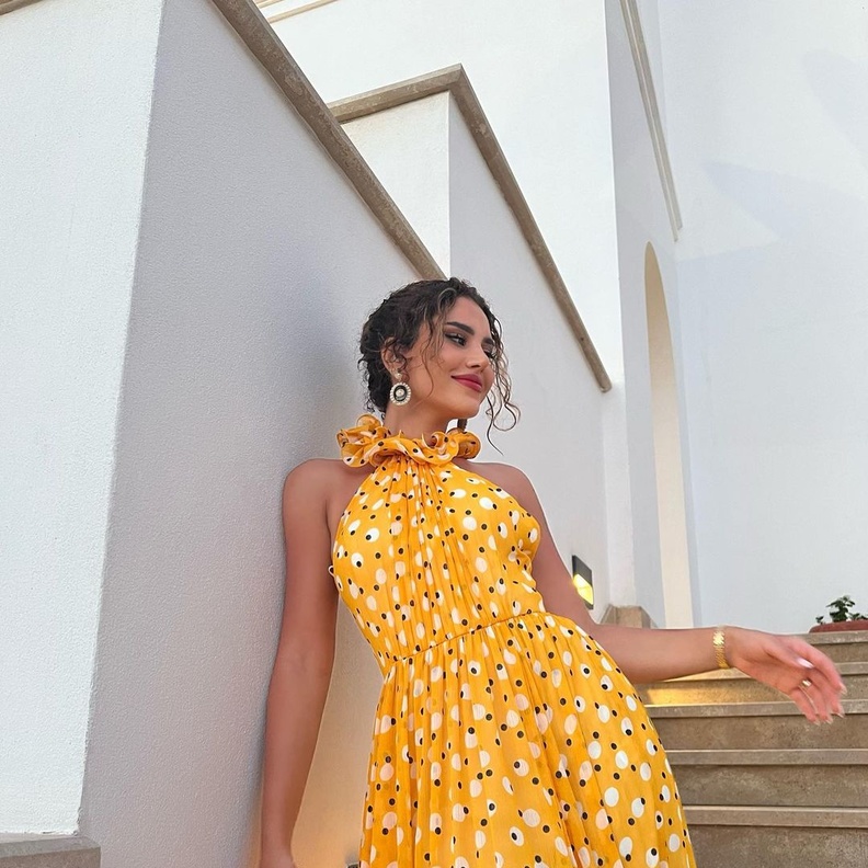 نجود الرميحي خطفت الأنظار بفستان أصفر من مجموعة Carolina Herrera