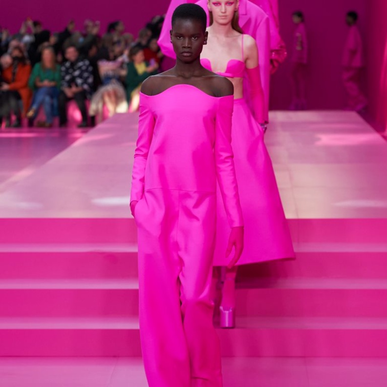 نقلتنا دار فالنتينو Valentino إلى عالم يسوده اللون الوردي في مجموعة خريف 2022