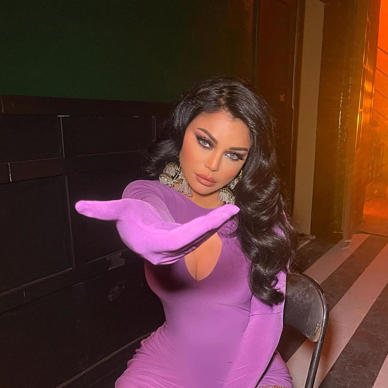 هيفاء وهبي بأقراط من ellery