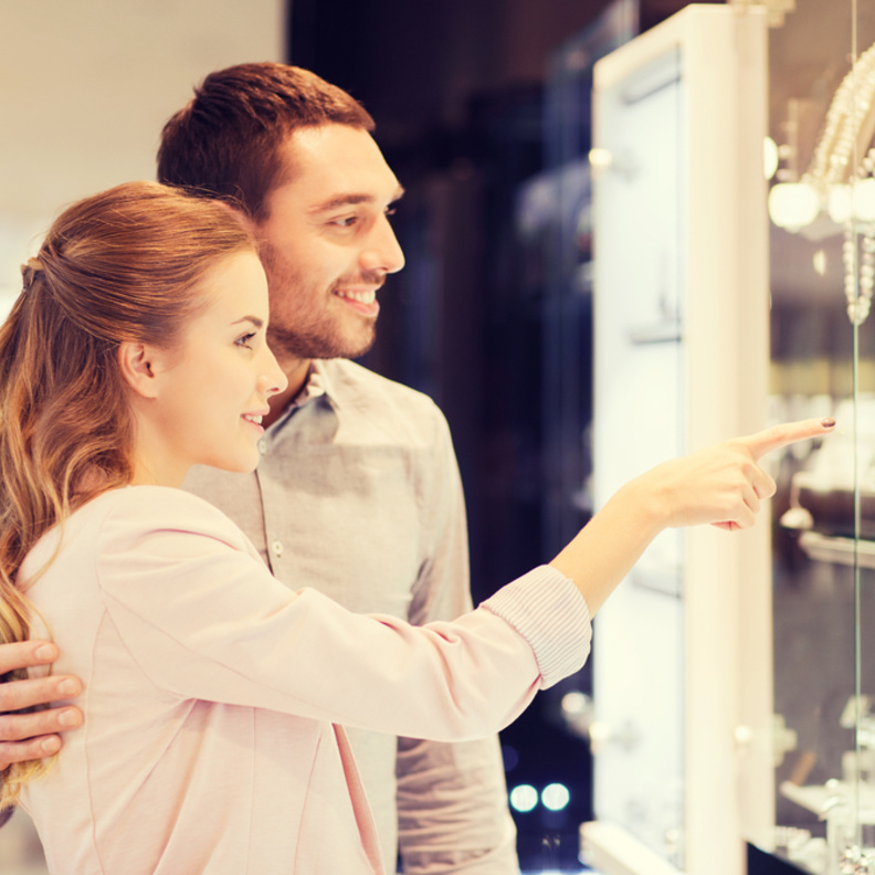 يجب أن تأخذ العروس برأي خطيبها عند اختيار خاتم الخطوبة