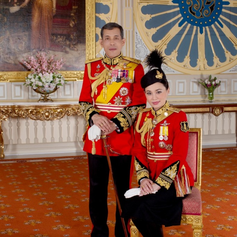 سوثيدا تيدجاي من مضيفة طيران إلى ملكة تايلاند