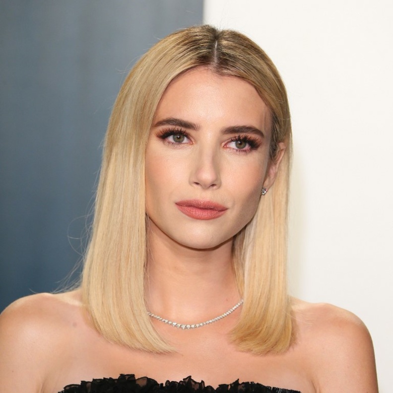 أجمل قصات شعر وتسريحات للوجه البيضاوي لصيف 2022 بأسلوب Emma Roberts