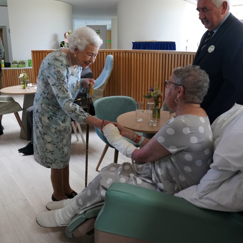 الملكة إليزابيث تفتتح دار للمسنين بصحبة ابنتها الأميرة آن