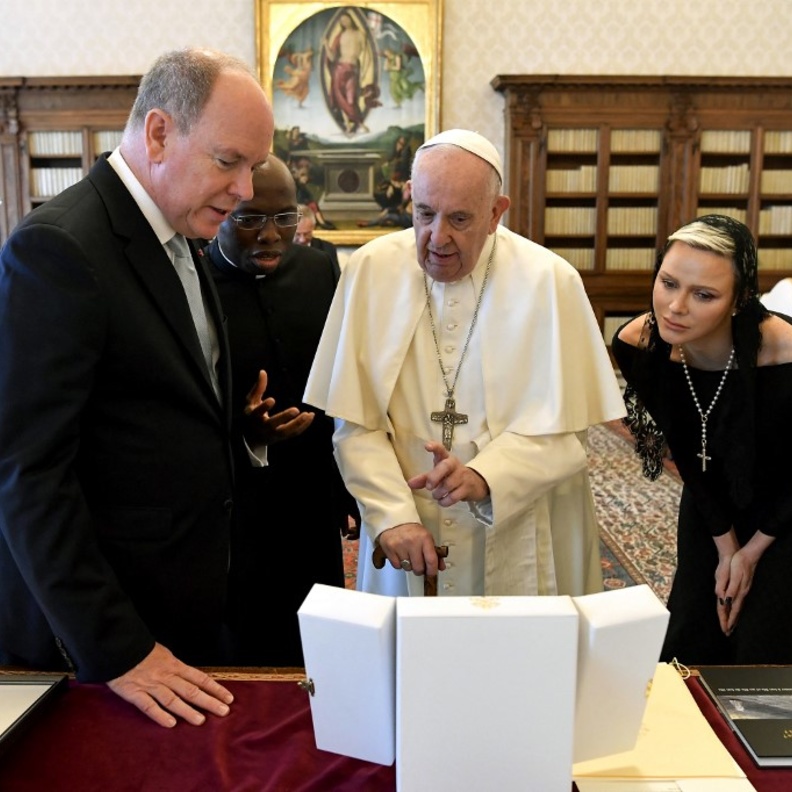 الأمير ألبرت والأميرة شارلين في لقاء خاص مع بابا الفاتيكان