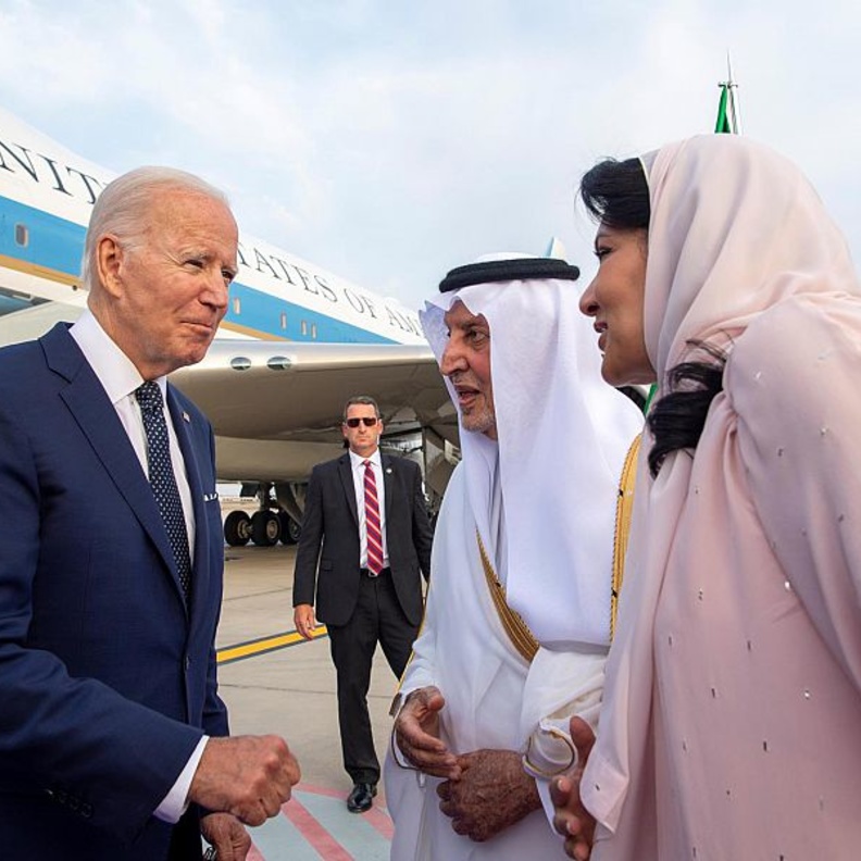 أمير مكة خالد الفيصل والأميرة ريما بنت بندر يستقبلان الرئيس الأمريكي في جدة 