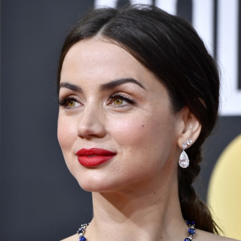 إطلالات جمالية جذابة يمكن تطبيقها بأسلوب آنا دي أرماس حبيبة بن افليك السابقة