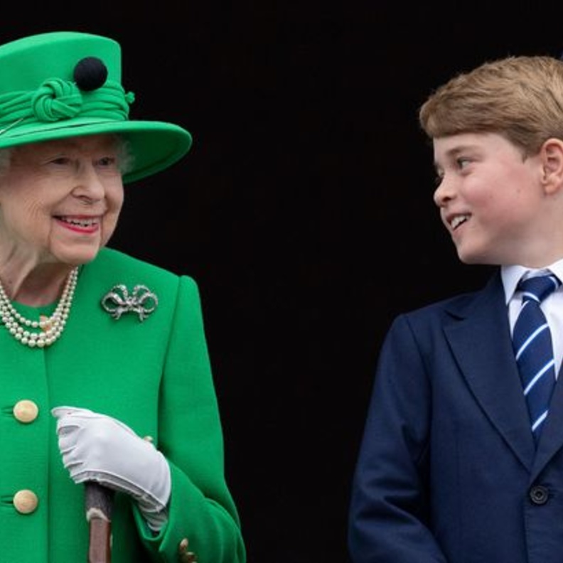 ملكة بريطانيا والأمير جورج بنفس الطول؟