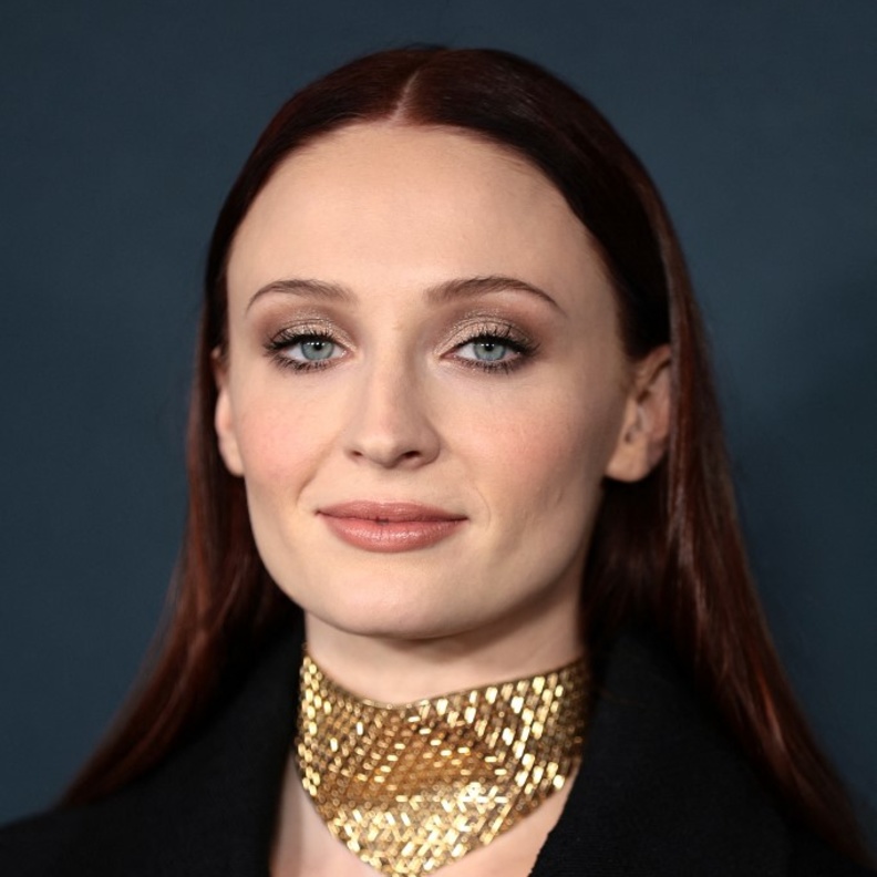 اطلالات صوفي تيرنر بظلال برونزية براقة