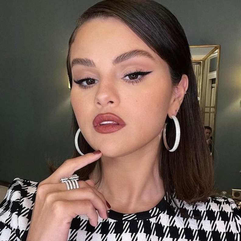 خطوات الحصول على مكياج سيلينا غوميز في أحدث إطلالاتها