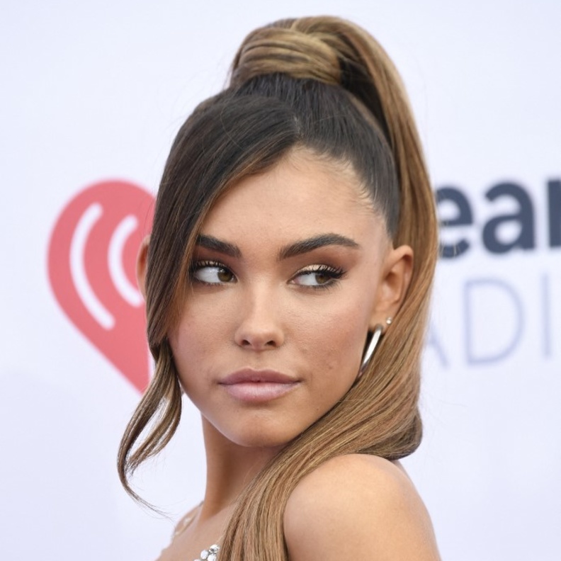 تسريحات شعر لعيد الأضحى تناسب المرأة العشرينية وخطوات تطبيقها بأسلوب Madison Beer