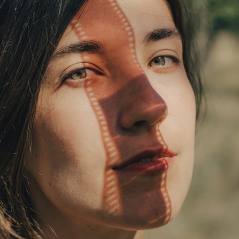 أفضل طرق طبيعية لإزالة آثار البقع الداكنة من الوجه