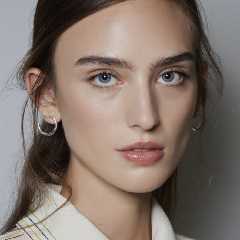 احمر شفاه مشمشي اومبريه من وحي دار Tory Burch