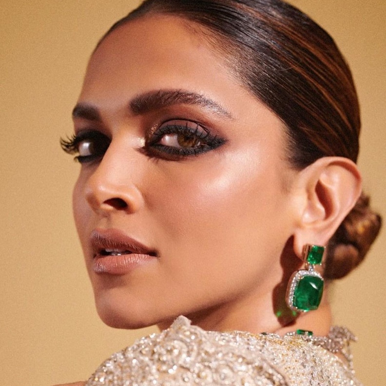 اطلالات ديبيكا بادكون بآيلاينر عريض مات ومشرق