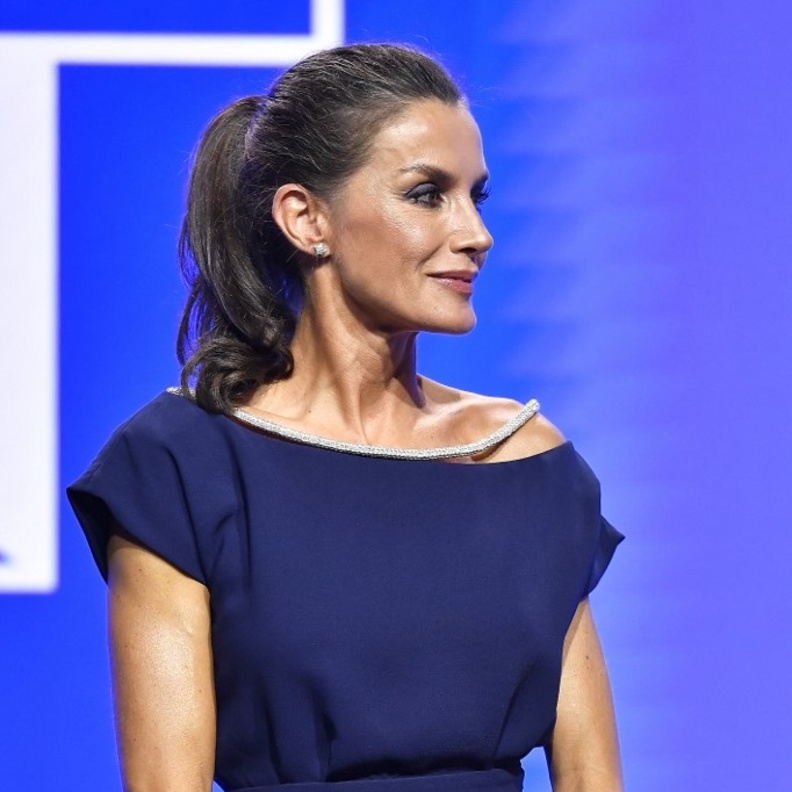 إطلالة جمالية راقية للملكة ليتيزيا برفقة إبنتها في حفل جوائز Princess of Girona Foundation