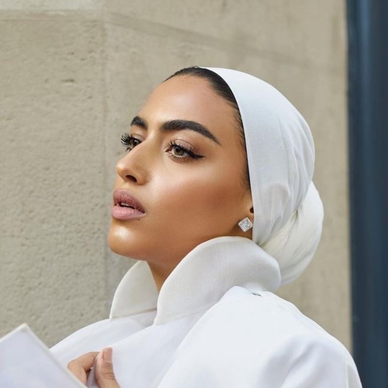 اطلالة يارا النملة البرونزية مع الايلاينر الرفيع