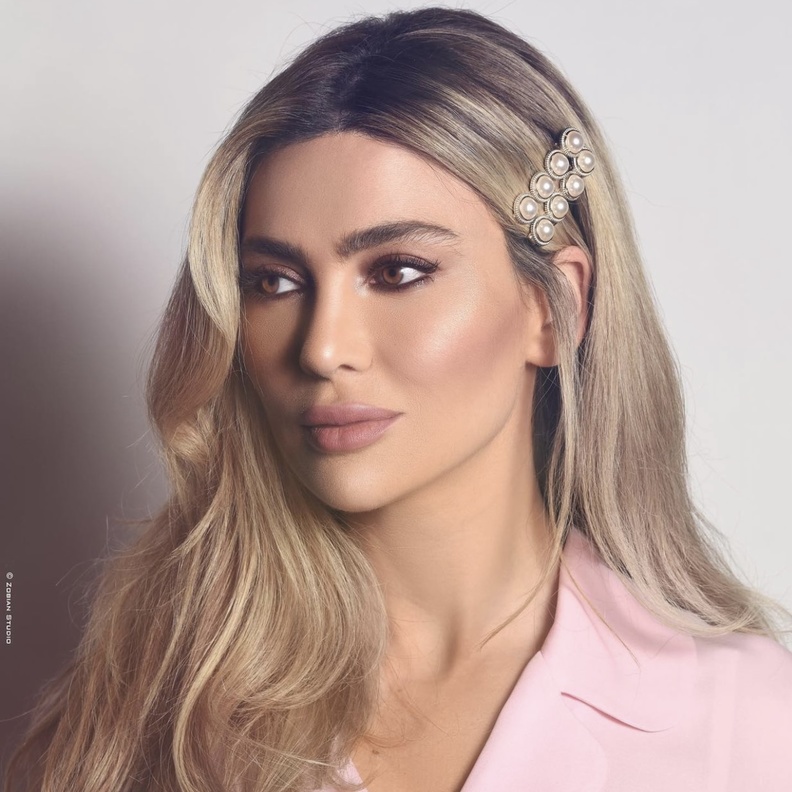 اكسسورات الشعر المفرود وأسهل تسريحات شعر ستيفاني صليبا - الصورة من حسابها على انستغرام