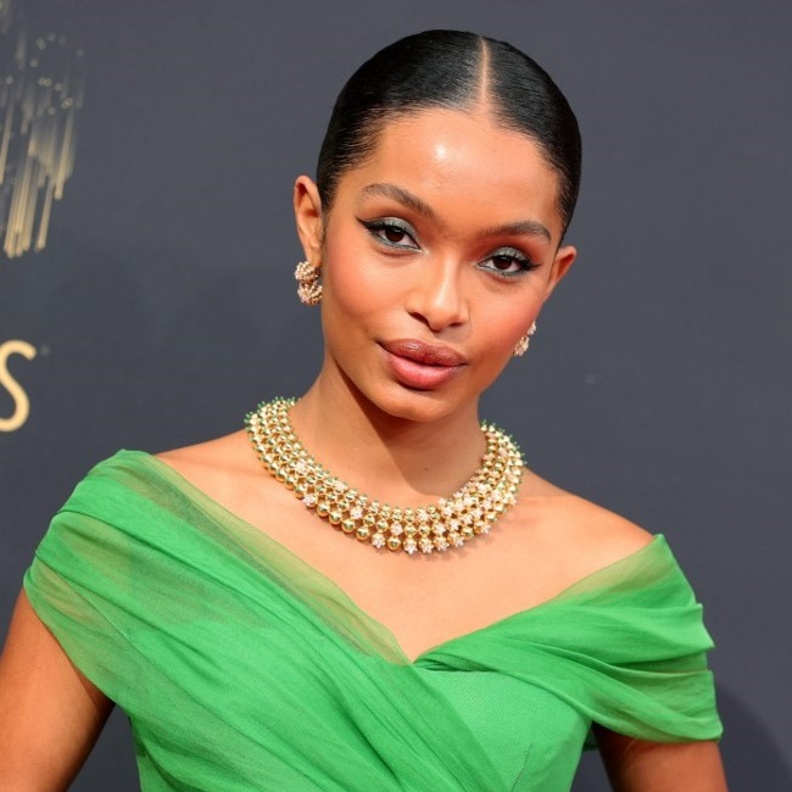 الآيلاينر الملون بألوان مناسبة لصاحبات البشرة السمراء على طريقة Yara Shahidi