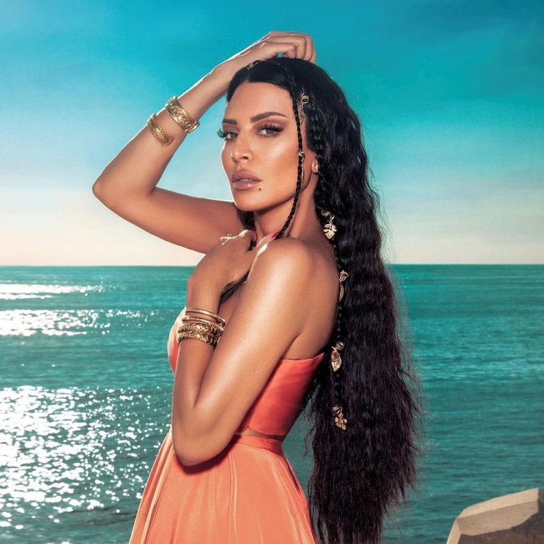 الأقراط على الضفائر واكسسورات شعر للعيد لتسريحة عصرية بأسلوب أمل بشوشة - الصورة من حساب ميشيل زيتون على انستغرام