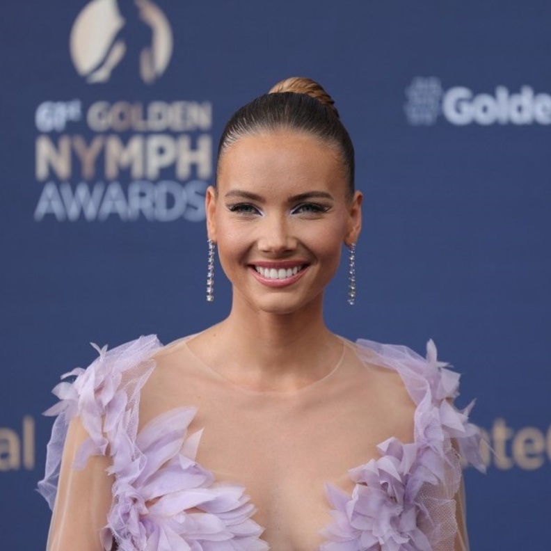 تسريحات راقية للشعر الطويل المرفوع في العيد مع Amandine Petit