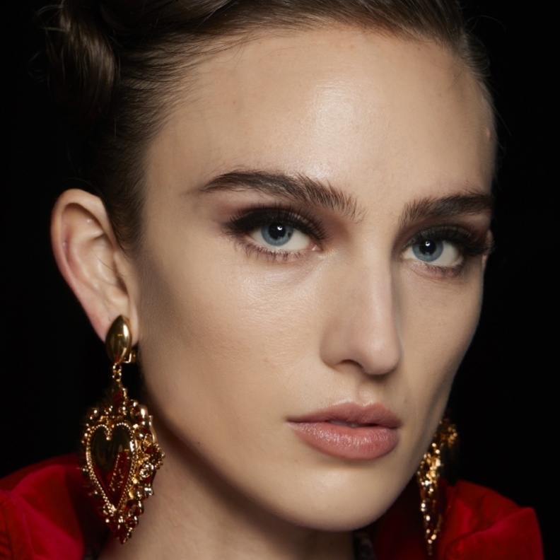 حيل مكياج ذكية لصاحبات الوجوه النحيفة