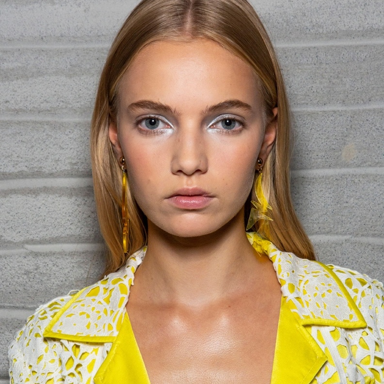 خطوات استخدام مستحضرات العناية بالبشرة الدهنية قبل تطبيق مكياج العيد