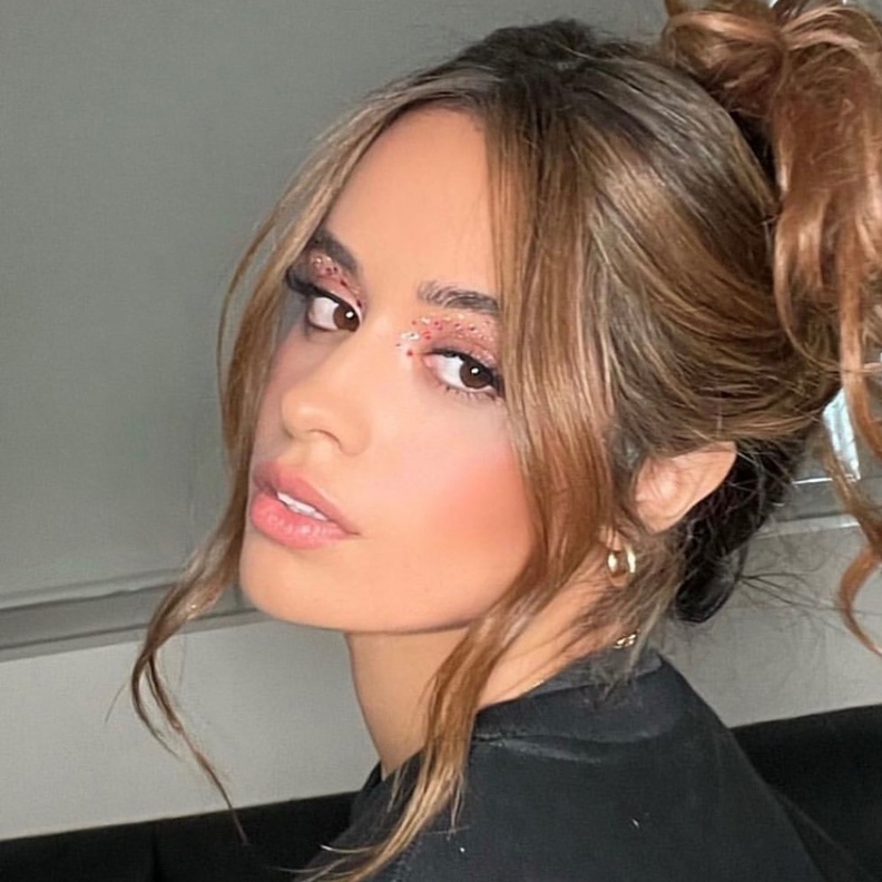 خطوات تطبيق مكياج جليتر بشكل عصري بأسلوب Camila Cabello - الصورة من حسابها على انستغرام