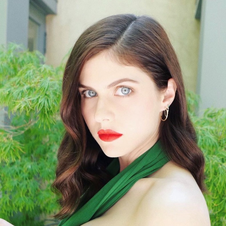 خطوات تطبيق مكياج ناعم على طريقة Alexandra Daddario  - الصورة من حسابها على انستغرام