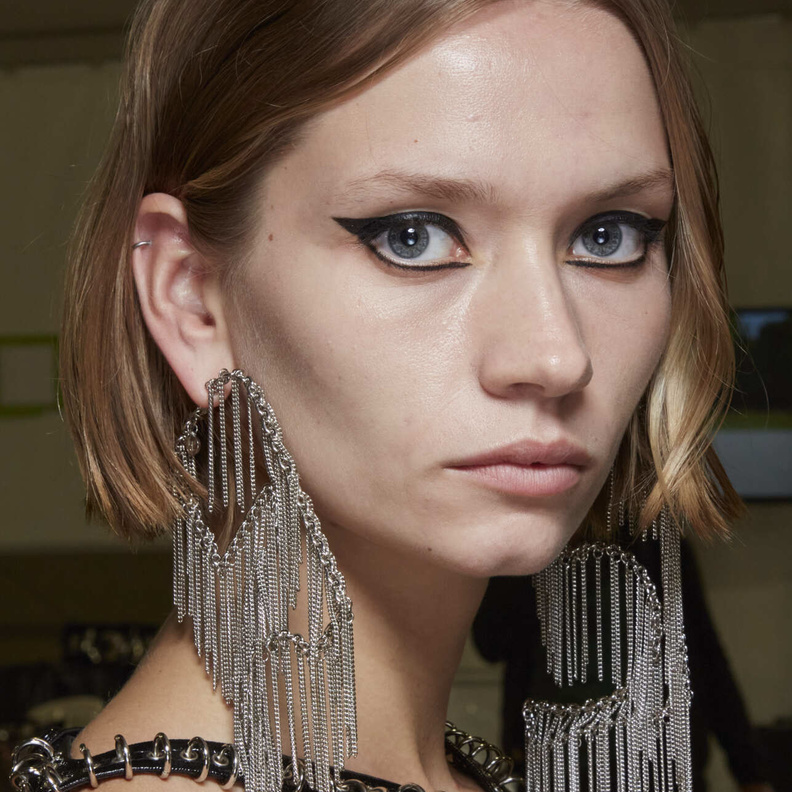 3 خطوات لتطبيق رسمات الآيلاينر السائلة في عيد الأضحى 2022