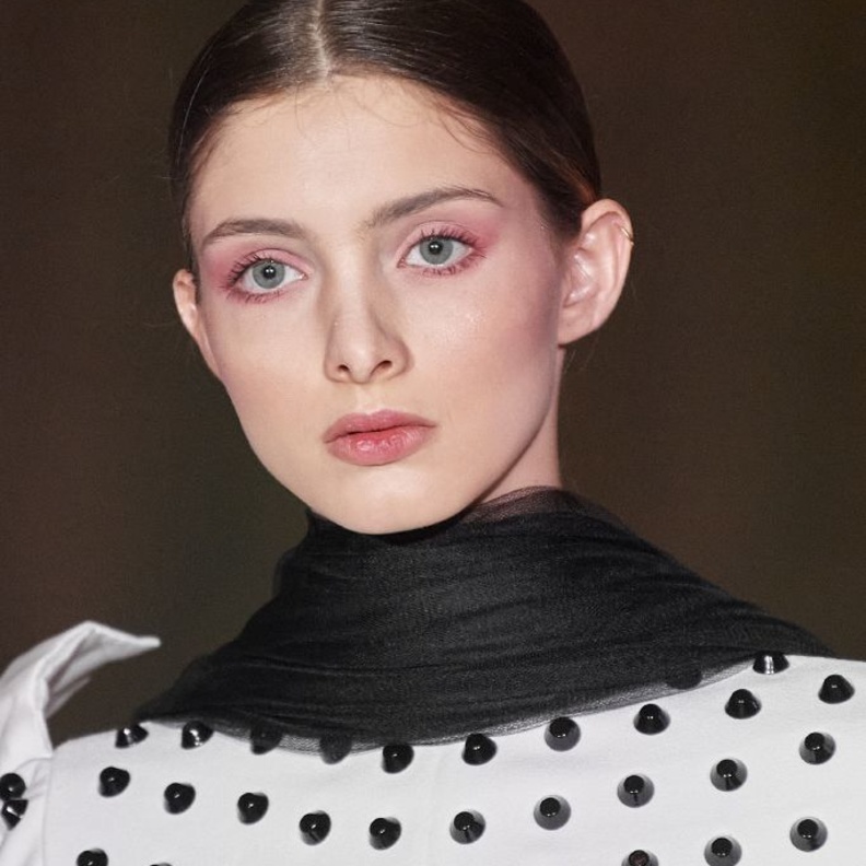 صيحات جمالية مع المكياج الزهري من دار Juana Martin