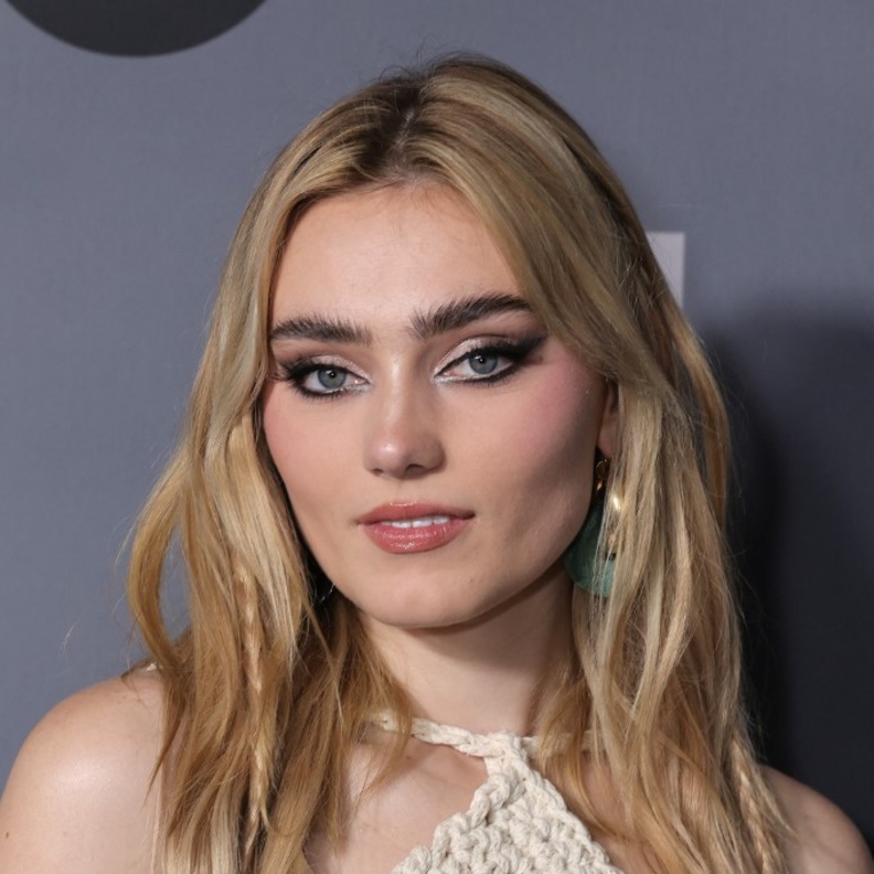 طريقة رسم العين بالآيلاينر لمكياج القطة على طريقة Meg Donnelly