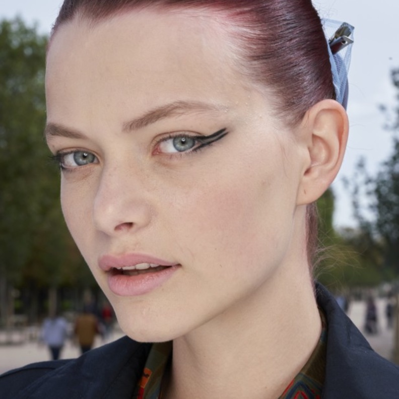 طريقة وضع الايلاينر السائل للمبتدئات من وحي عارضة ديور