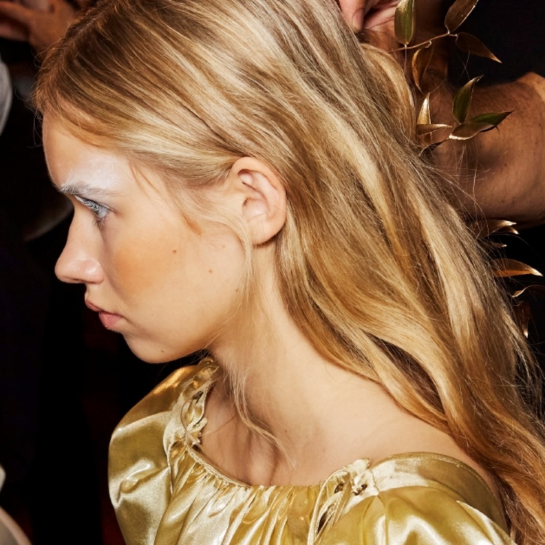  قص أطراف الشعر في الصيف تساعد غلى عدم اكسر الخصل وإعادة لمعانه