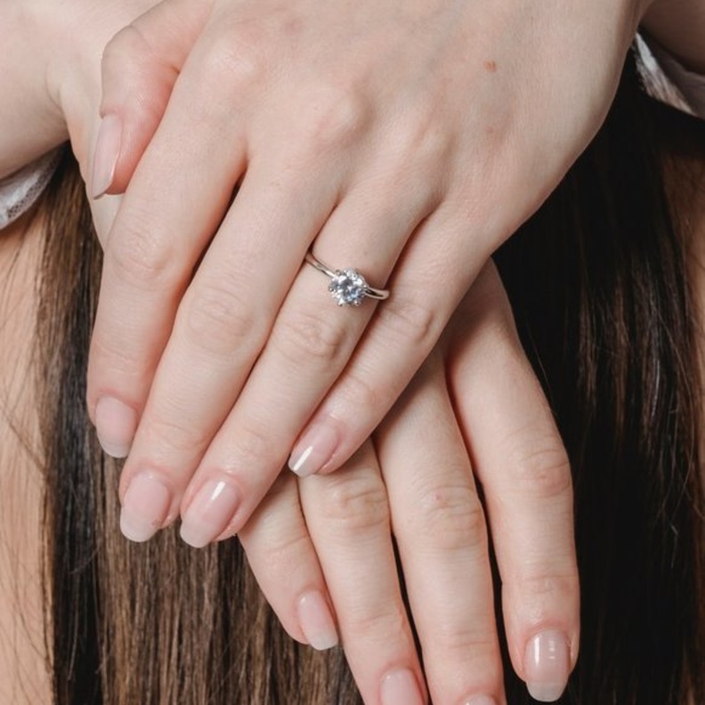 تنظيف الأظافر والتخلص من إصفرارها قبل العيد بوصفات سريعة