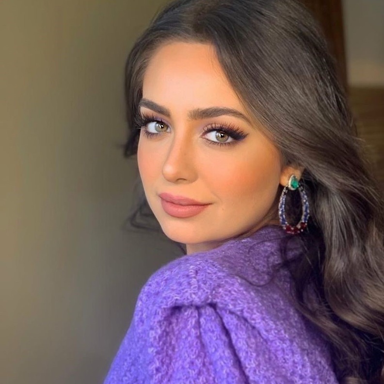 مكياج جذاب للصبايا بظلال ملونة من وحي إطلالات هبة مجدي