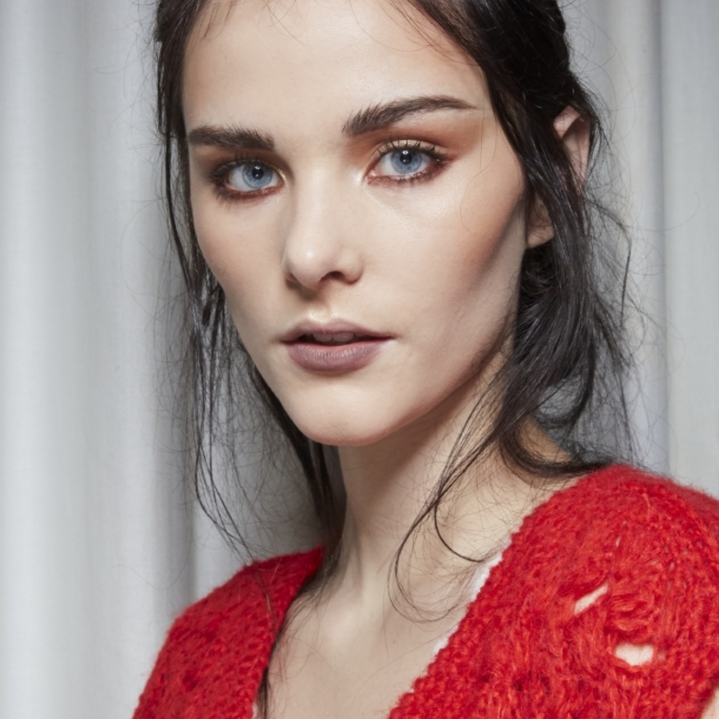 مكياج ربيعي برونزي يناسب شهر رمضان 2022 من  دارFrederick Anderson