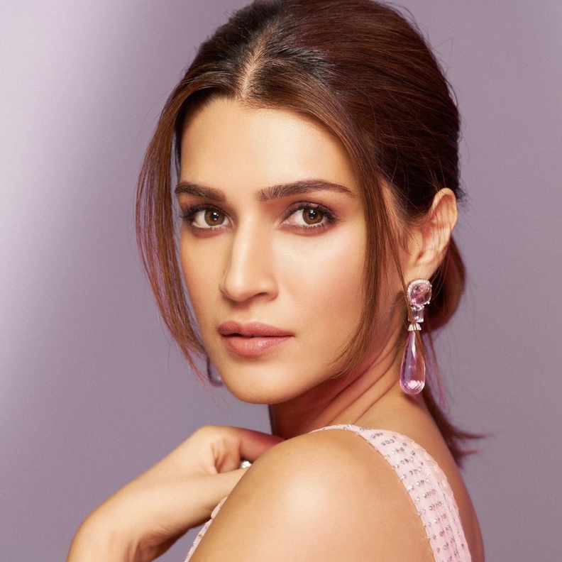مكياج هندي ناعم بأسلوب طبيعي وألوان نيود على طريقة Kriti Sanon - الصورة من حسابها على انستغرام