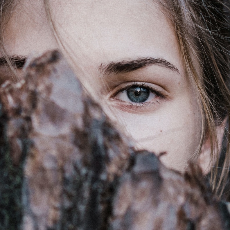 احصلي على جفون مشدودة وعالجي ترهلها بهذه الطرق الطبيعية