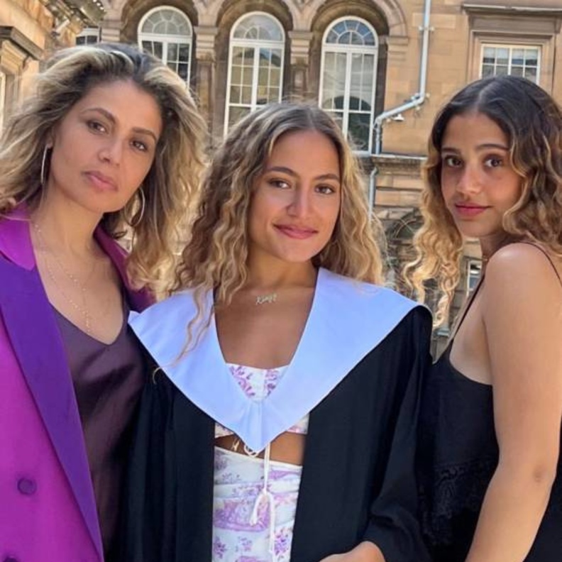 كنزي عمرو دياب تحتفل بتخرجها بحضور والدتها وشقيقتها وغياب والدها