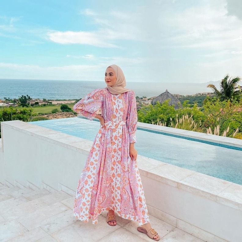 فستان طويل بمزيج أنثوي من الألوان بإطلالة ناعمة وأنيقة اختارتها لينا صنوبر