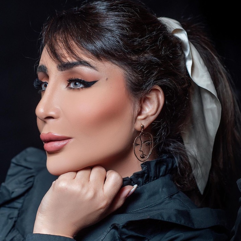 إطلالات جمالية للمرأة الأربعينية من وحي شيماء علي بعد إعلان حملها