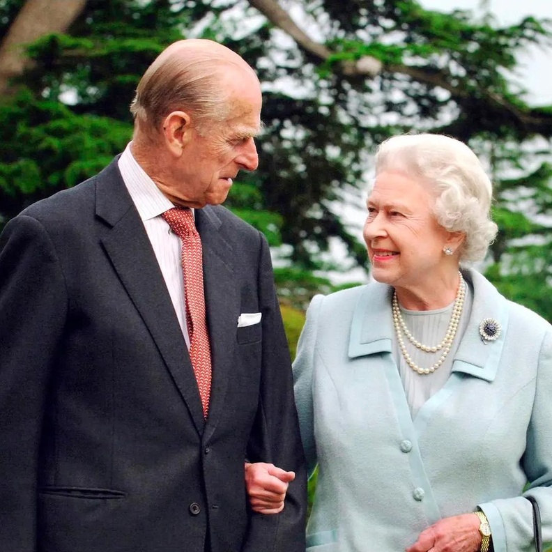 ملكة بريطانيا ترتدي بروش زهرة الأقحوان المزين بالياقوت الأزرق العزيز على قلبها