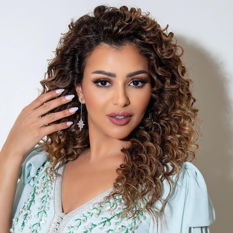 تسريحات شعر كيرلي مميزة بأسلوب الإعلامية السعودية مها عبدالله بمناسبة عيد ميلادها