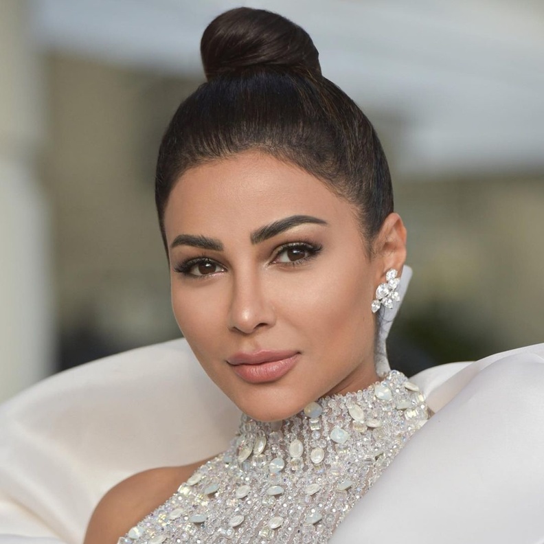 4 إطلالات جمالية بالخطوات لإطلالة عيد الاضحى من وحي نجمات الإمارات