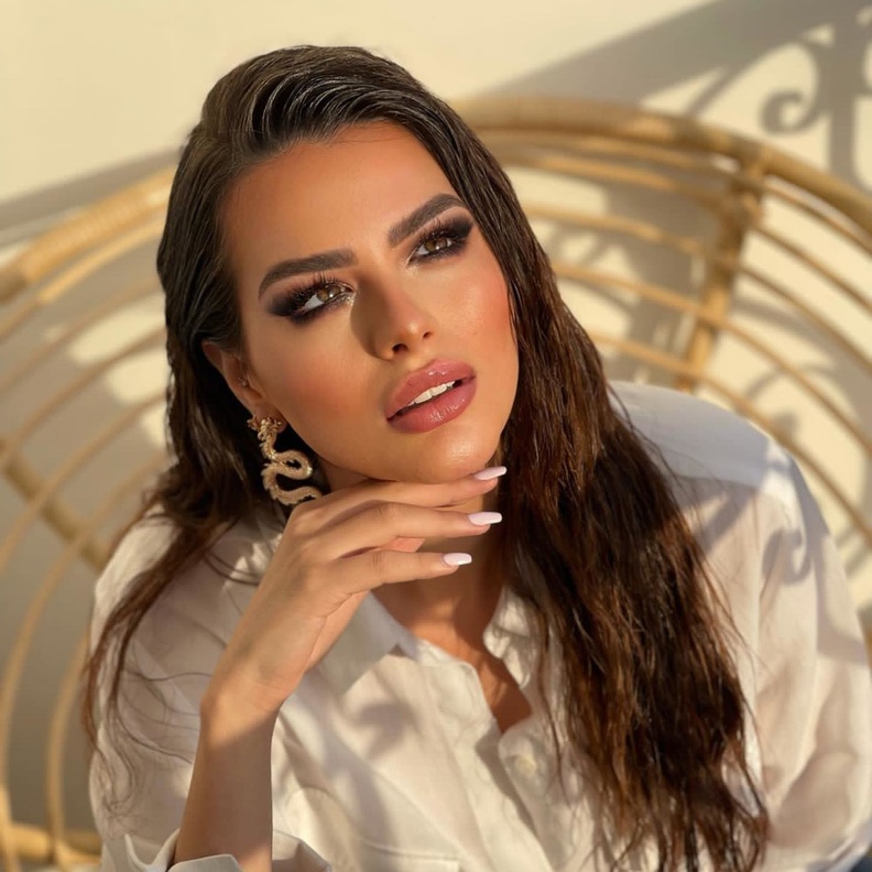 هنادي بأقراط اذن بتصميم الأفعى من مجموعة مجوهرات العلامة التجارية Solay Showroom