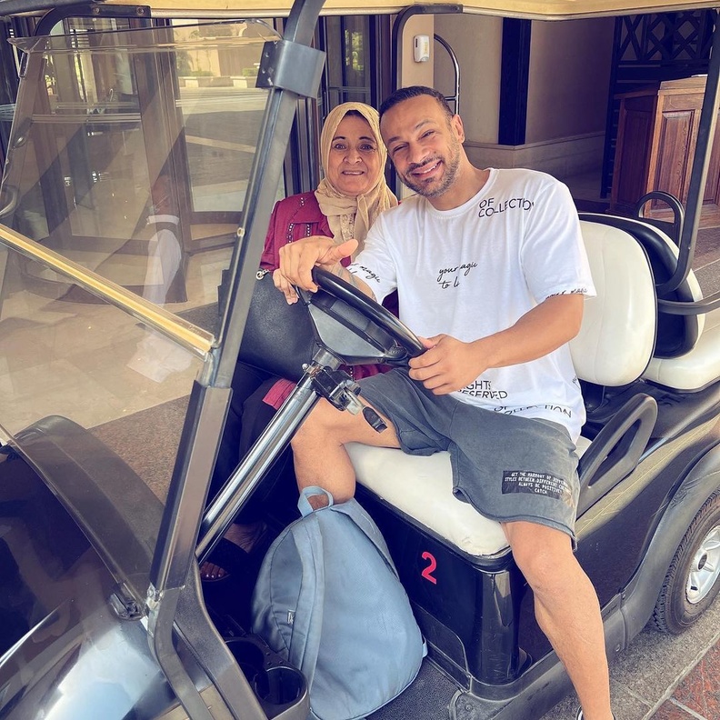 محمد عطية يكشف بفيديو طريف ما أحضرته له والدته بعد وصولها الى لبنان