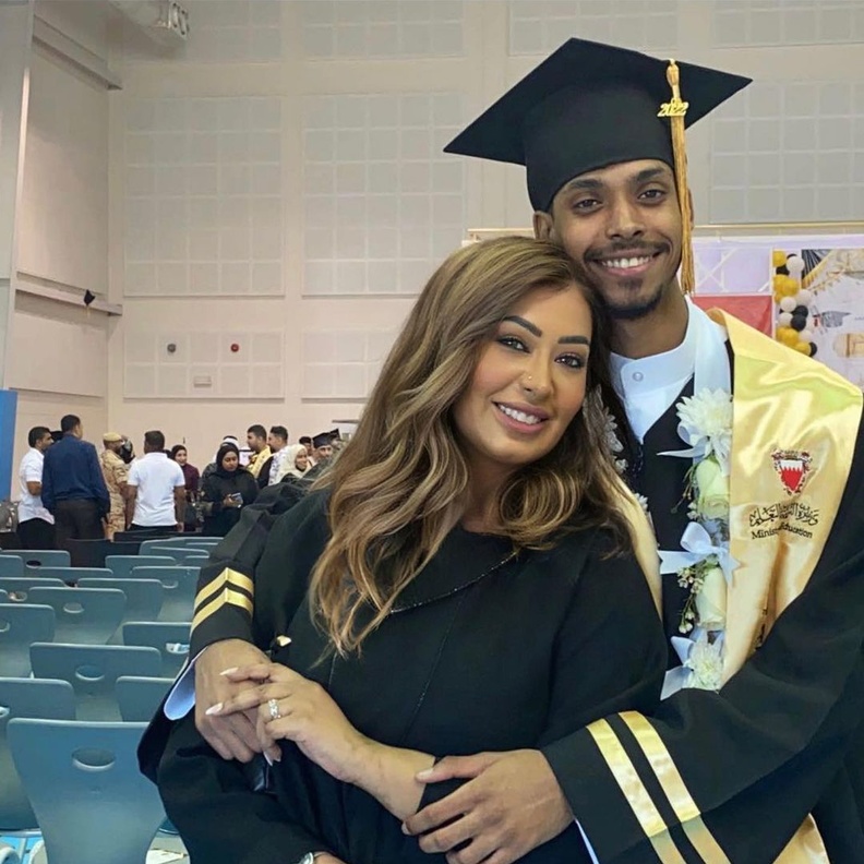 منيرة محمد مع نجلها