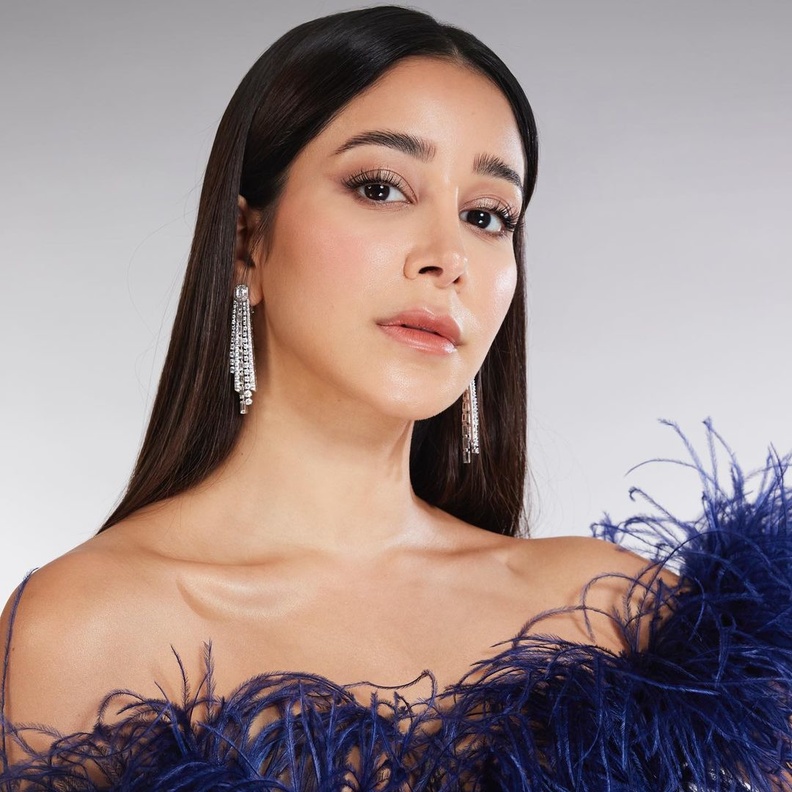 مكياج نيود ناعم مع المستحضرات المطلوبة من وحي أحدث إطلالة لـ أسيل عمران